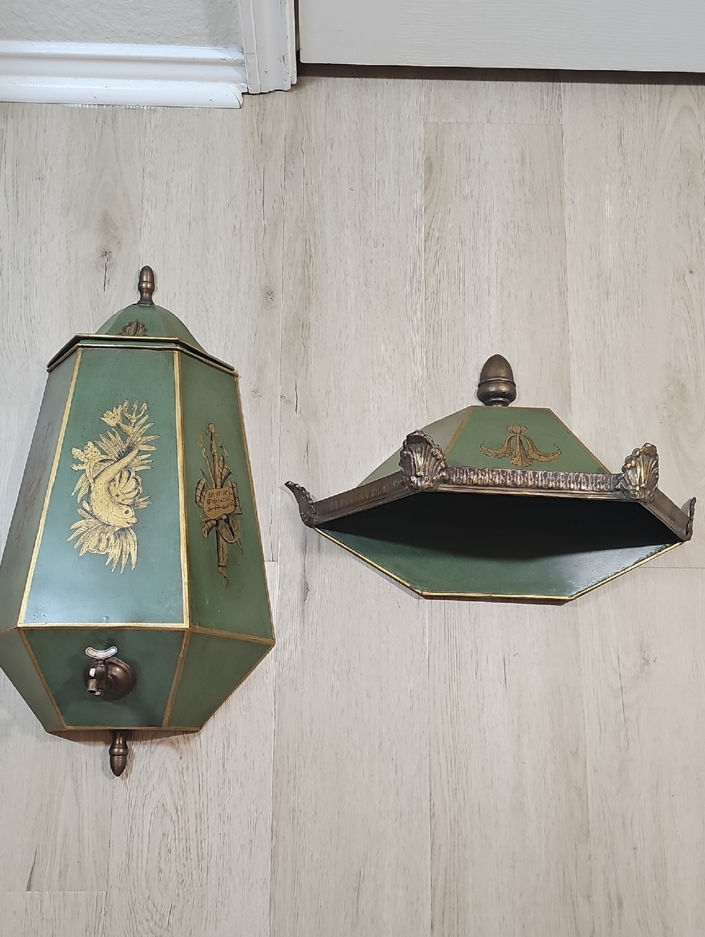 Vintage Pair Metal Lavabo Set Toleware Painted Tin Wall Decor - Picture 4 of 17